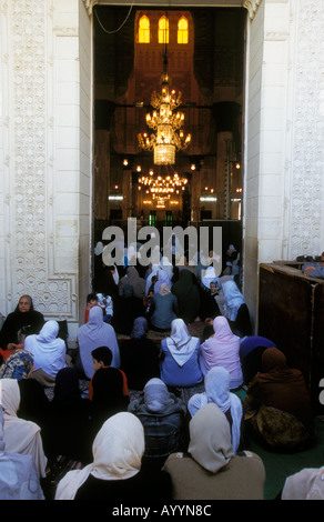 Les femmes fidèles aux prières du vendredi à l'extérieur de la mosquée Abou Abbas Al Mursi, Alexandrie, Egypte. Banque D'Images