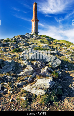 Une cheminée de l'ancienne mine d'étain en haut de Cape Cornwall, Penwith. Près de St Just, Cornwall Banque D'Images