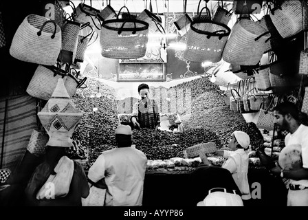 Vendeur de fruits secs dans la médina de Marrakech Maroc Banque D'Images