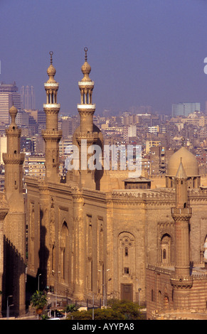 La Madrassa de la mosquée du Sultan Hassan et Al Rifai mosquée vu de la Citadelle, Le Caire, Égypte. Banque D'Images