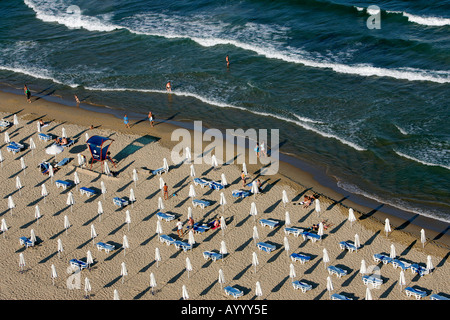 Des parasols et des chaises du groupe Transat soleil ombre parapluie siège salon d'été extérieur vide plage parasol mer rive panoramique voyage Banque D'Images