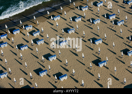 Des parasols et des chaises du groupe Transat soleil ombre parapluie siège salon d'été extérieur vide plage parasol mer rive panoramique voyage Banque D'Images