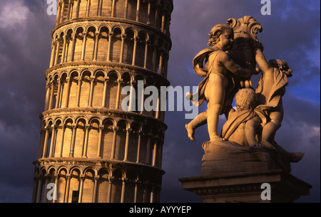 Statue de Cupidon et Tour de Pise au coucher du soleil la Piazza del Duomo Campo dei Miracoli Pise Toscane Italie Banque D'Images