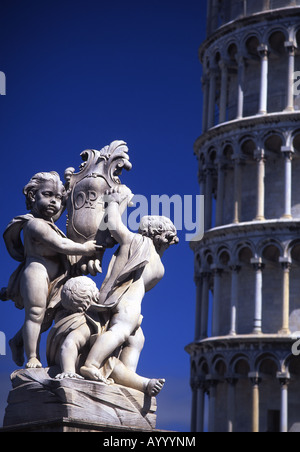 Statue de Cupidon et la Tour Penchée de Pise Piazza del Duomo Campo dei Miracoli Pise Toscane Italie Banque D'Images