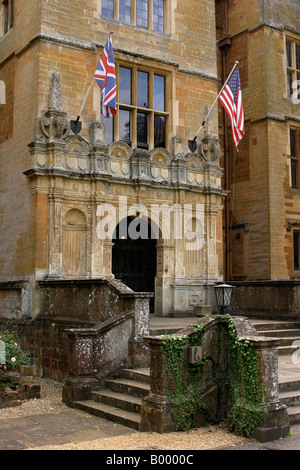 UK Oxfordshire Wroxton Manor College campus de l'Université Fairleigh Dickinson Union Jack stars and stripes flag flying together Banque D'Images