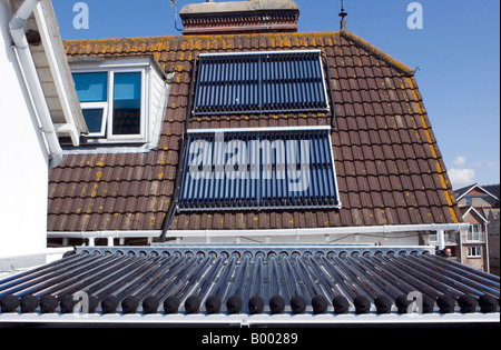 Tubes de récolte solaire sur un toit dans le Dorset Guest House Banque D'Images