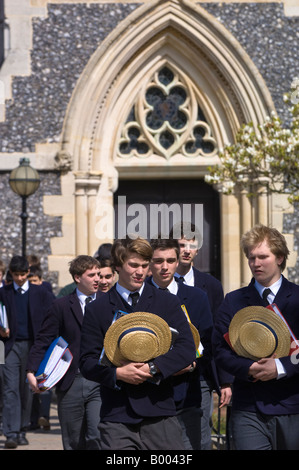 Des écoliers après les cours par l'école chapelle École de Harrow Harrow on the Hill Middlesex Royaume-Uni Banque D'Images