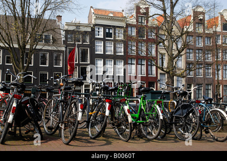 Vue vers le keizersgracht avec des vélos garés le long du canal est canal ring Amsterdam Pays-Bas Hollande du Nord Europe Banque D'Images