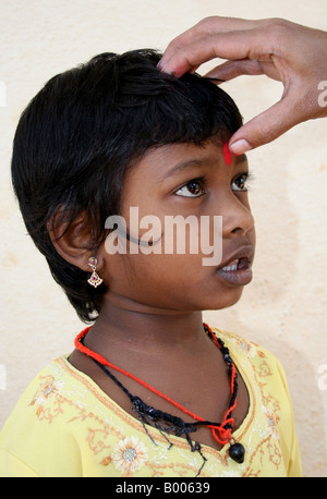 Fille hindoue recieving a tikka au cours d'une cérémonie hindoue , Inde Banque D'Images