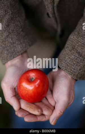 Un Blenheim Palace Gardner est titulaire d'un identifiant Apple Banque D'Images