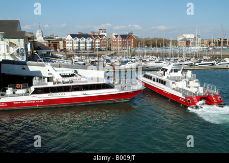 Catamarans Jet rouge exploité par la compagnie Red Funnel à Southampton Town Quay Banque D'Images