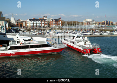 Catamarans Jet rouge exploité par la compagnie Red Funnel à Southampton Town Quay Banque D'Images