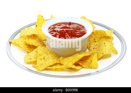 Plaque de Chips de Tortilla de style mexicain traditionnel avec tomate Salsa, aucune personne isolée sur blanc Banque D'Images