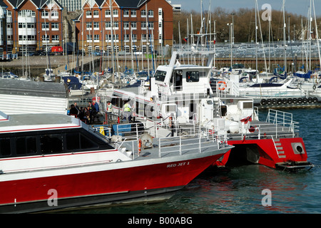 Catamarans Jet rouge exploité par la compagnie Red Funnel à Southampton Town Quay Banque D'Images