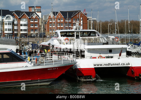 Catamarans Jet rouge exploité par la compagnie Red Funnel entre Southampton et l'île de Wight, Angleterre Cowes Banque D'Images