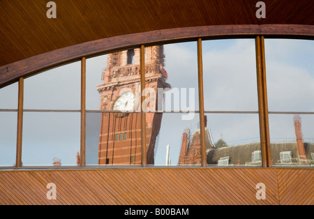 Palace Hotel tower reflète dans la gare d'Oxford Road. Manchester, Greater Manchester, Royaume-Uni. Banque D'Images