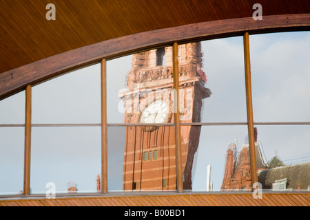 Palace Hotel tower reflète dans la gare d'Oxford Road. Manchester, Greater Manchester, Royaume-Uni. Banque D'Images