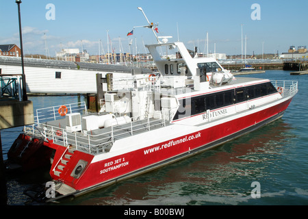 Catamaran Jet rouge 1 exploité par la compagnie Red Funnel entre Southampton et l'île de Wight, Angleterre Cowes Banque D'Images