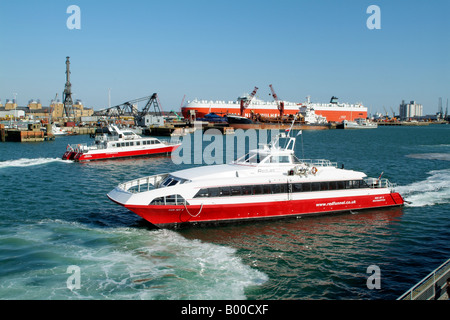 Catamarans Jet rouge exploité par la compagnie Red Funnel entre Southampton et l'île de Wight, Angleterre Cowes Banque D'Images