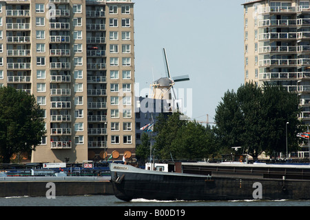 Port de Rotterdam un navire passant les immeubles à appartements Banque D'Images