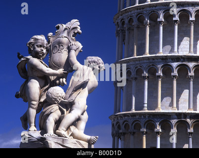 Statue de Cupidon et la Tour Penchée de Pise Piazza del Duomo Campo dei Miracoli Pise Toscane Italie Banque D'Images