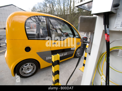 Une voiture à pile à combustible à hydrogène d'une pompe de distribution de gaz à Birmingham, Angleterre, Royaume-Uni. Banque D'Images