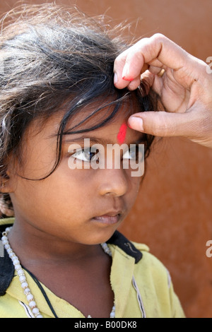 Fille hindoue recieving a tikka au cours d'une cérémonie hindoue , Inde Banque D'Images