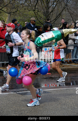 Femme en robe de soirée à la marathon de Londres 2008 Banque D'Images