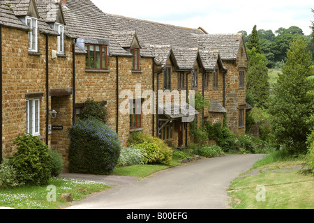 Little Tew Oxfordshire nouveau village construit des maisons en matériaux locaux Banque D'Images