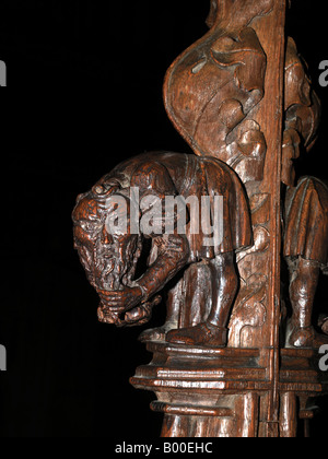 La cathédrale de Winchester sculpture sur bois d'un Bent figure sur le contrefort à la fin de la stalle sculptée C 1520 Banque D'Images