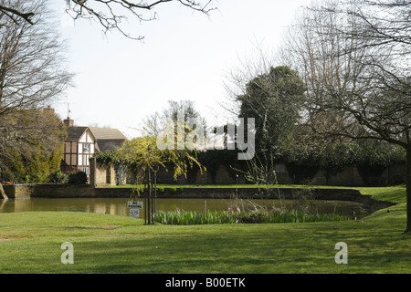 Toddington étang du village dans le Bedfordshire Banque D'Images