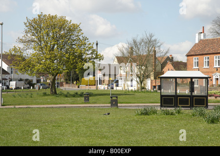 Toddington village green et abri bus dans le Bedfordshire Banque D'Images