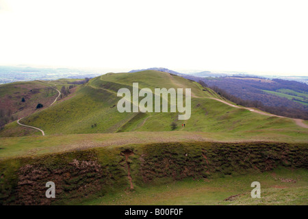 En regardant vers le sud le long des collines de Malvern de Herefordshire Beacon et Camp britannique à l'âge de fer earthworks Banque D'Images