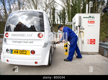 Un homme remplissant une voiture à pile à combustible d'hydrogène à une pompe spéciale à l'Université de Birmingham England UK Banque D'Images