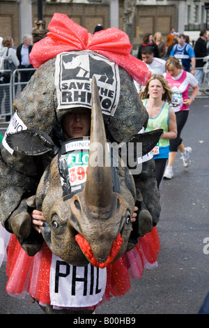 Un coureur de marathon de Londres le 13 avril 2008 vêtu comme un rhino pour aider à recueillir des fonds pour la campagne de Save the Rhino Banque D'Images