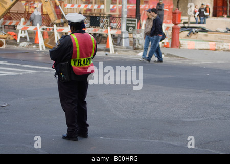 Agent de la circulation de diriger la circulation sur l'une des intersections dans lower east side de Manhattan, NY, USA Banque D'Images