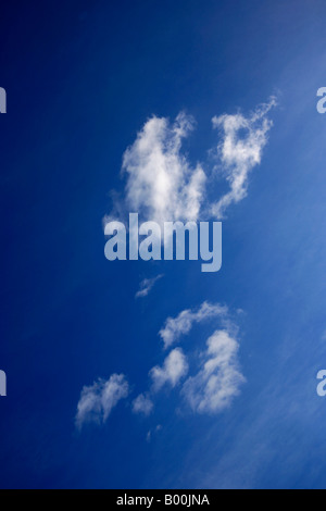 Cirrus Uncinus trail nuages dans un ciel bleu profond polarisé filtre polarisant photographique Banque D'Images