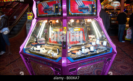 Penny falls machine dans une salle de jeux électroniques, Scarborough Banque D'Images