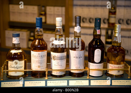 Talisker, Oban, Dalwhinnie, Cragganmore, Glenkinchie. Diageo brands classique écossais six bouteilles de Scotch Whiskies de malt distillerie Oban, Scotland, UK Banque D'Images