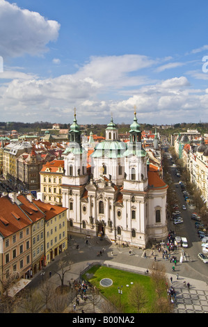 Une vue aérienne de l'église Saint-Nicolas sur la place de la vieille ville de Prague. Banque D'Images