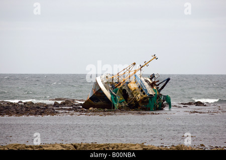 La masse de l'épave échouée sur navire de pêche Banff BF 380 bateau échoué sur les rochers à Fraserburgh, nord-est de l'Écosse, Royaume-Uni Banque D'Images