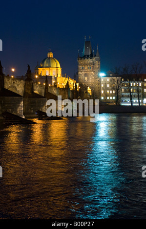 Une soirée sur la Vltava, le pont Charles et la vieille ville de Prague.