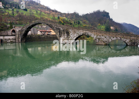 Panorama de Maddalena pont appelé aussi diable s bridge Borgo a Mozzano Lucques Italie Banque D'Images