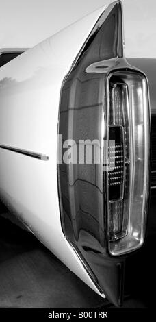 Photo noir et blanc d'un phare arrière d'une Cadillac Coupe de ville 1965 Banque D'Images