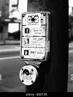 Photo noir et blanc de la marche/en difficulté ne marche sur le bouton signal concordance pôle lumière Banque D'Images