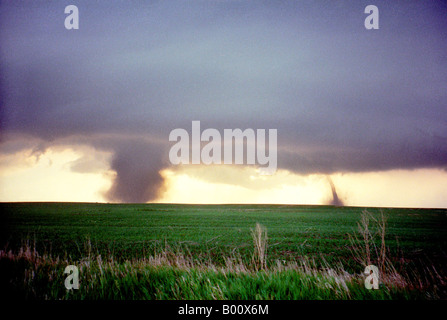 Juin 23D 2002 : Deux tornades à travers le roulement des prairies du Dakota du Sud comme le soleil qui fournit une toile d'or. Banque D'Images