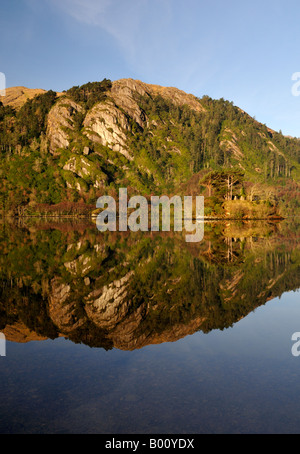 Glanmore lake reflections près du col et lauragh Healey, à l'extérieur de Kenmare County Kerry Ring of Kerry Irlande Banque D'Images