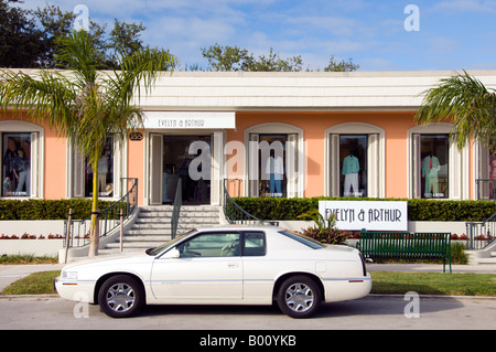 Une Cadillac blanche garée devant un magasin de vêtements pour femmes à Naples Florida USA Banque D'Images