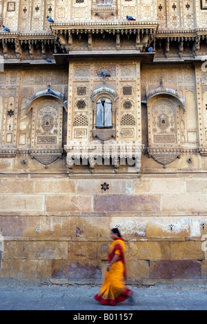 L'Inde, Rajasthan, Jaisalmer. Sur les murs extérieurs de la ville, le plus grand haveli street la vie continue normalement. Banque D'Images