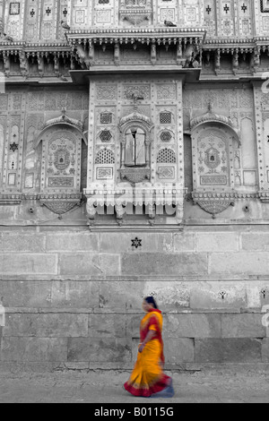 L'Inde, Rajasthan, Jaisalmer. Sur les murs extérieurs de la ville, le plus grand haveli street la vie continue normalement. Banque D'Images